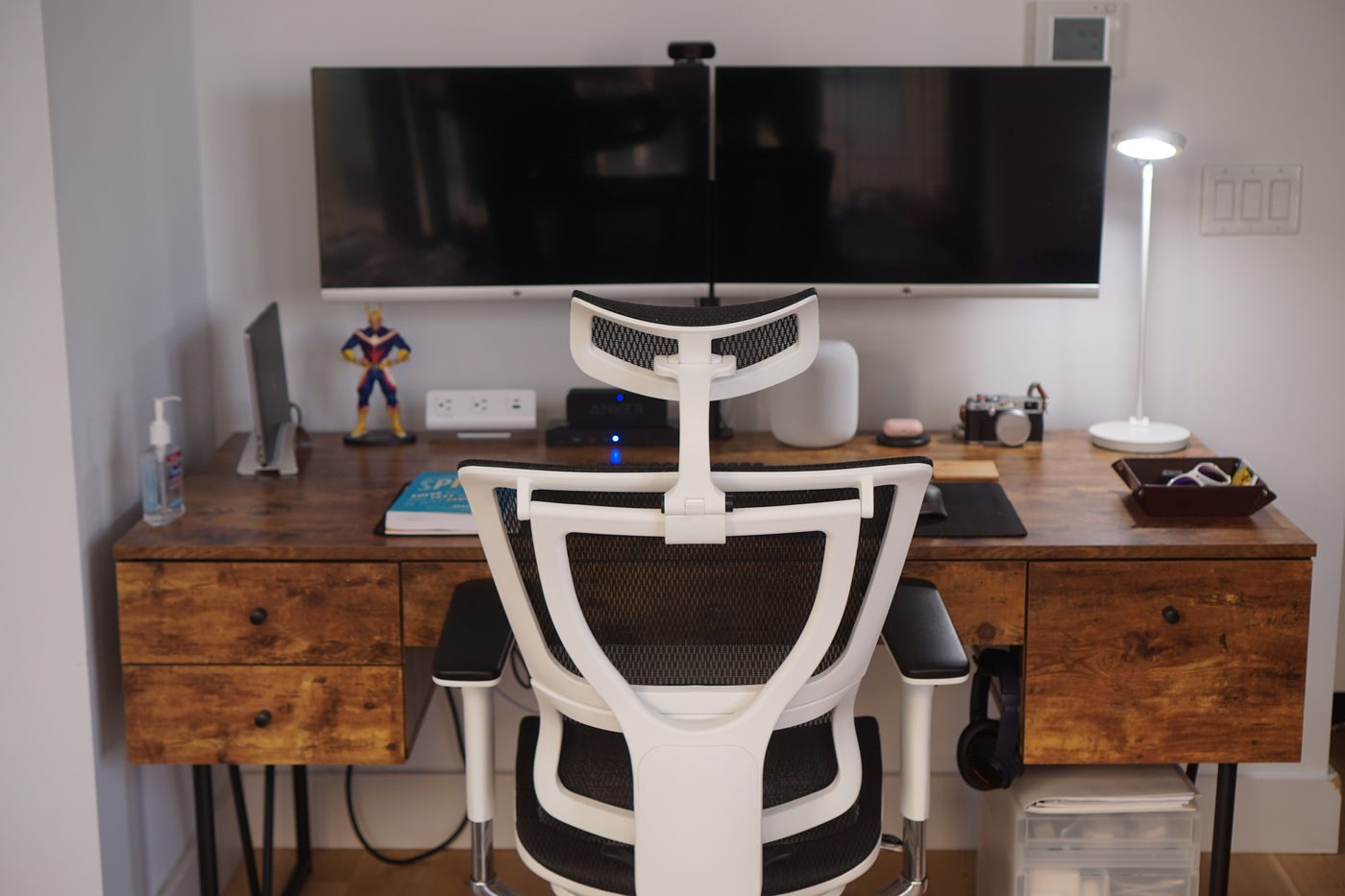 The assembled Eurotech iOO seen from behind at the desk, headrest and white frame visible