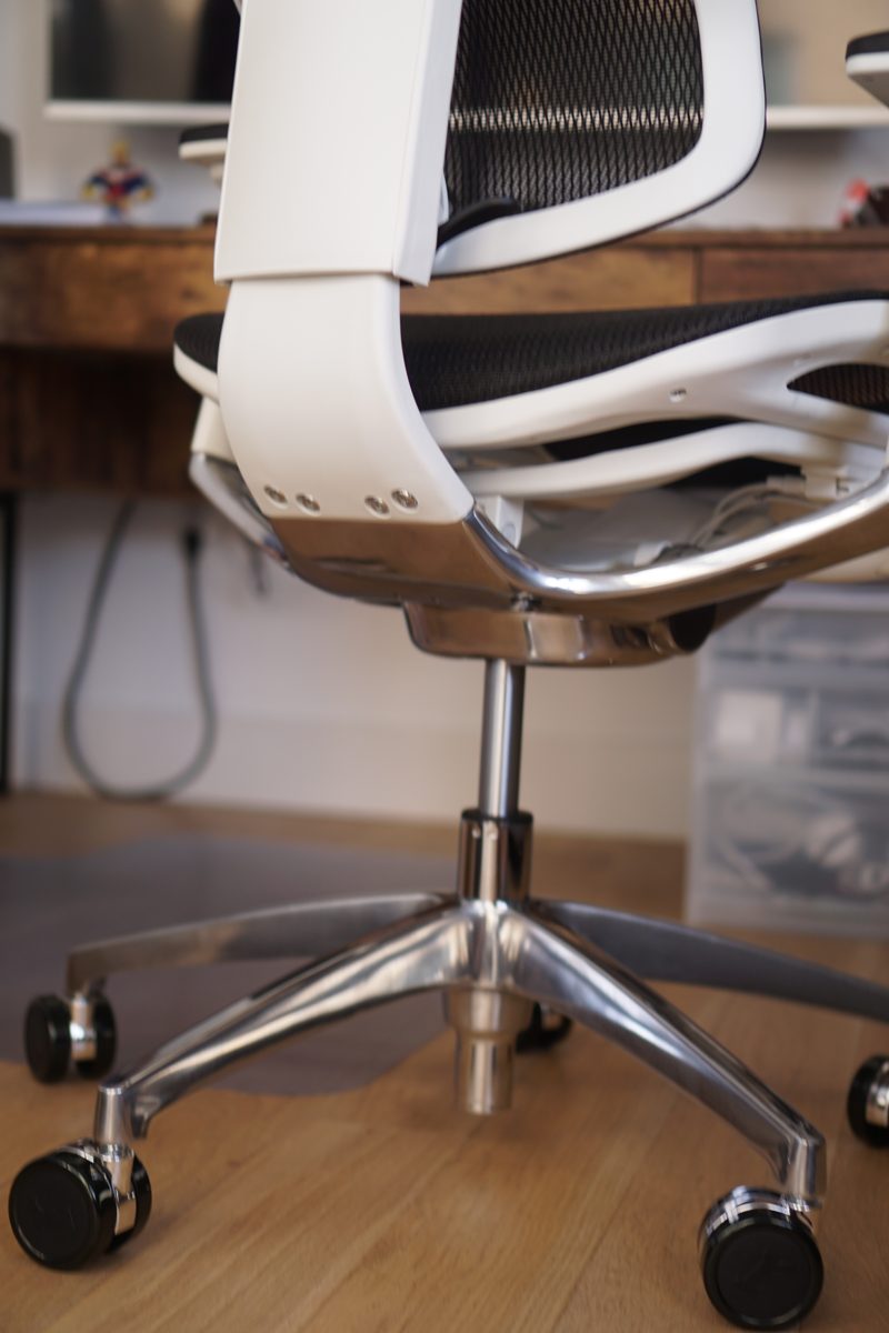 The Eurotech iOO seat and white-framed back on its polished five-star base