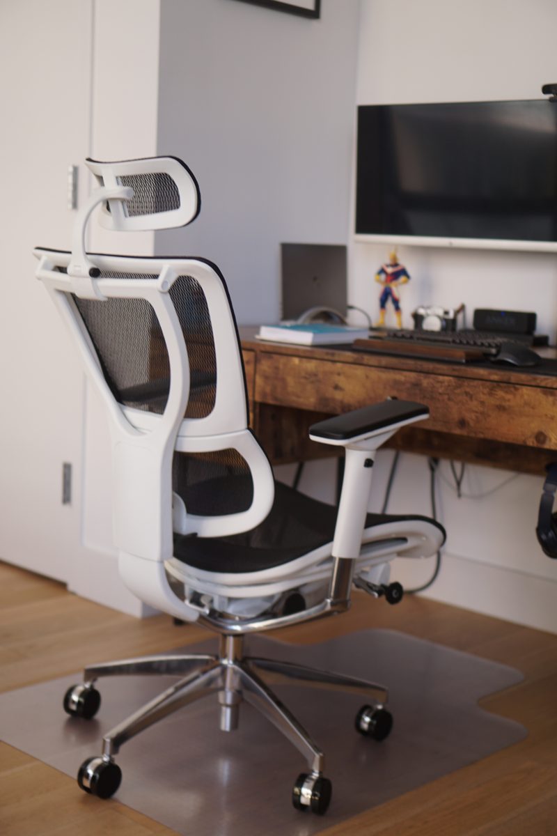 The assembled Eurotech iOO with its headrest on, at a wooden desk